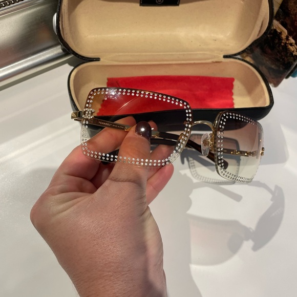 RARE ✨𝑪𝑯𝑨𝑵𝑬𝑳 VINTAGE SUNGLASSES ALL SWAROVSKI CRYSTALS - Picture 8 of 13